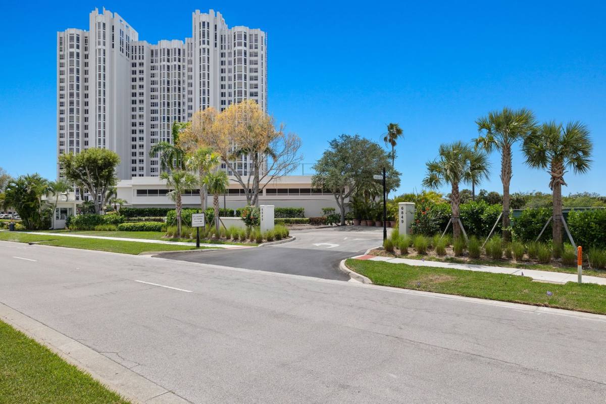 Apartment for rent at 6849 Grenadier Blvd, Naples, FL 34108