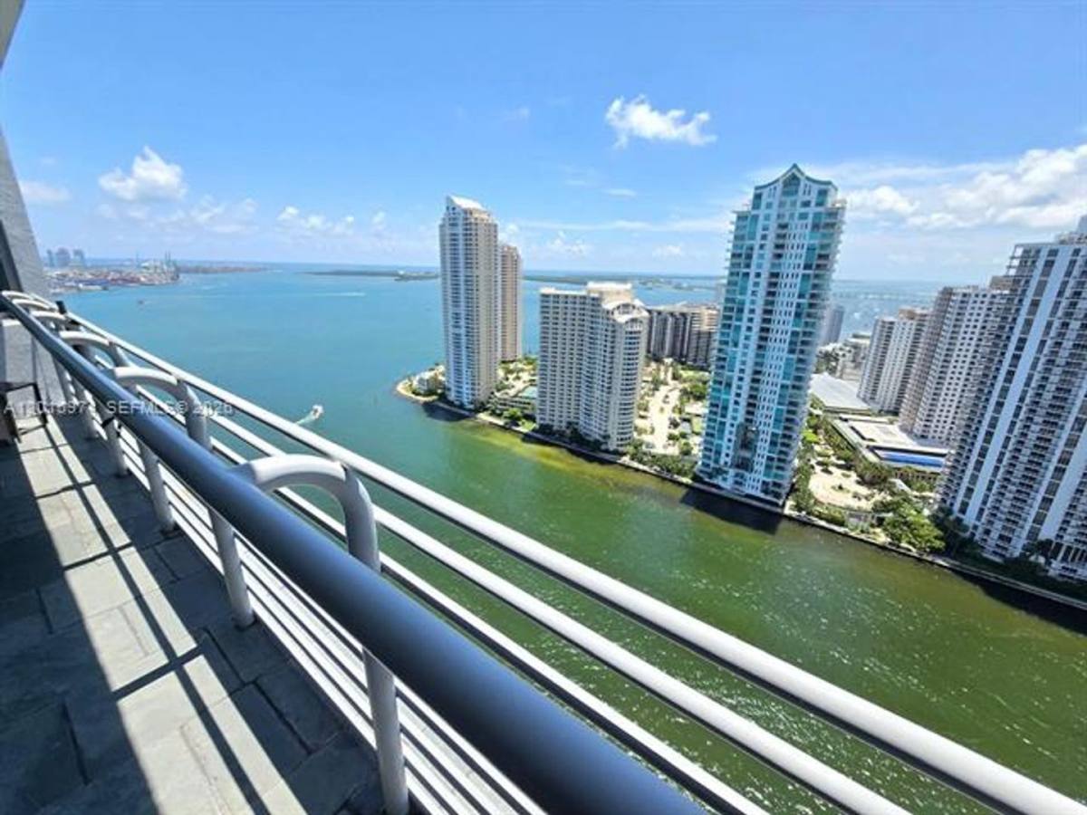 Apartment for rent at 325 S Biscayne Blvd, Miami, FL 33131