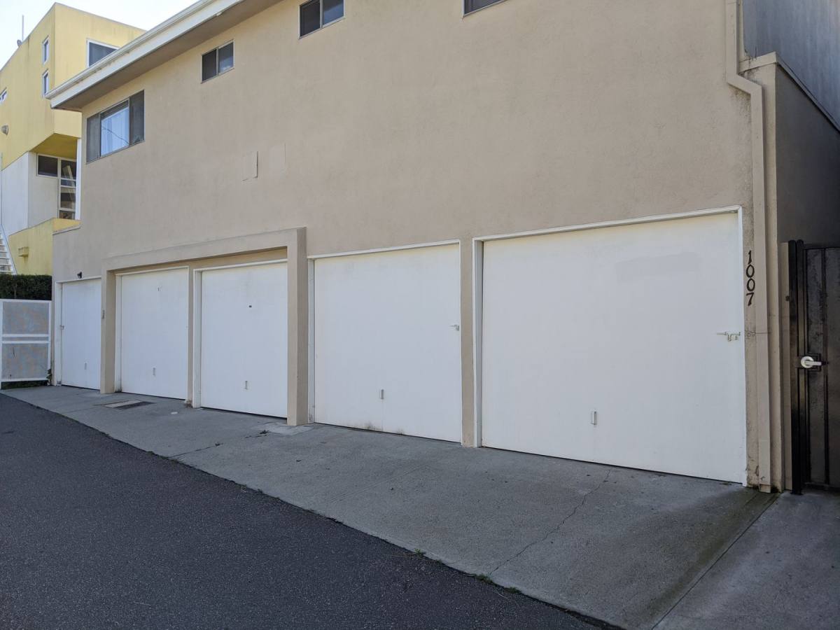 Apartment for rent at 1007 Pacific St, Santa Monica, CA 90405