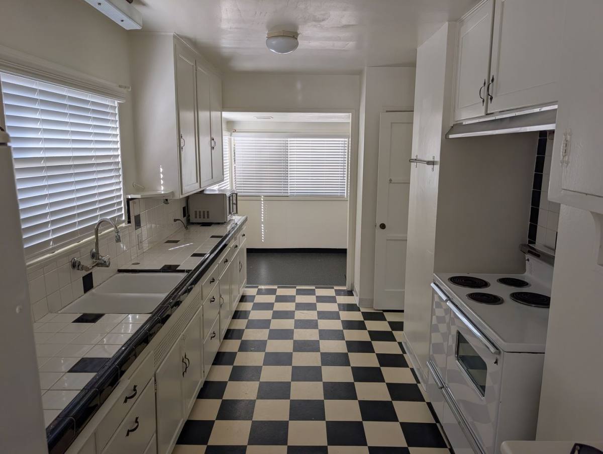 Apartment for rent at 1007 Pacific St, Santa Monica, CA 90405
