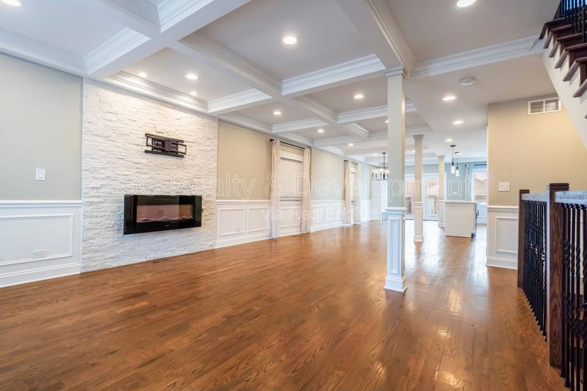 Apartment for rent at 5619 W Irving Park Rd, Chicago, IL 60634