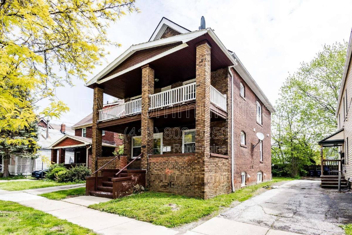 Apartment for rent at 2081 Halstead Ave #UP, Lakewood, OH 44107
