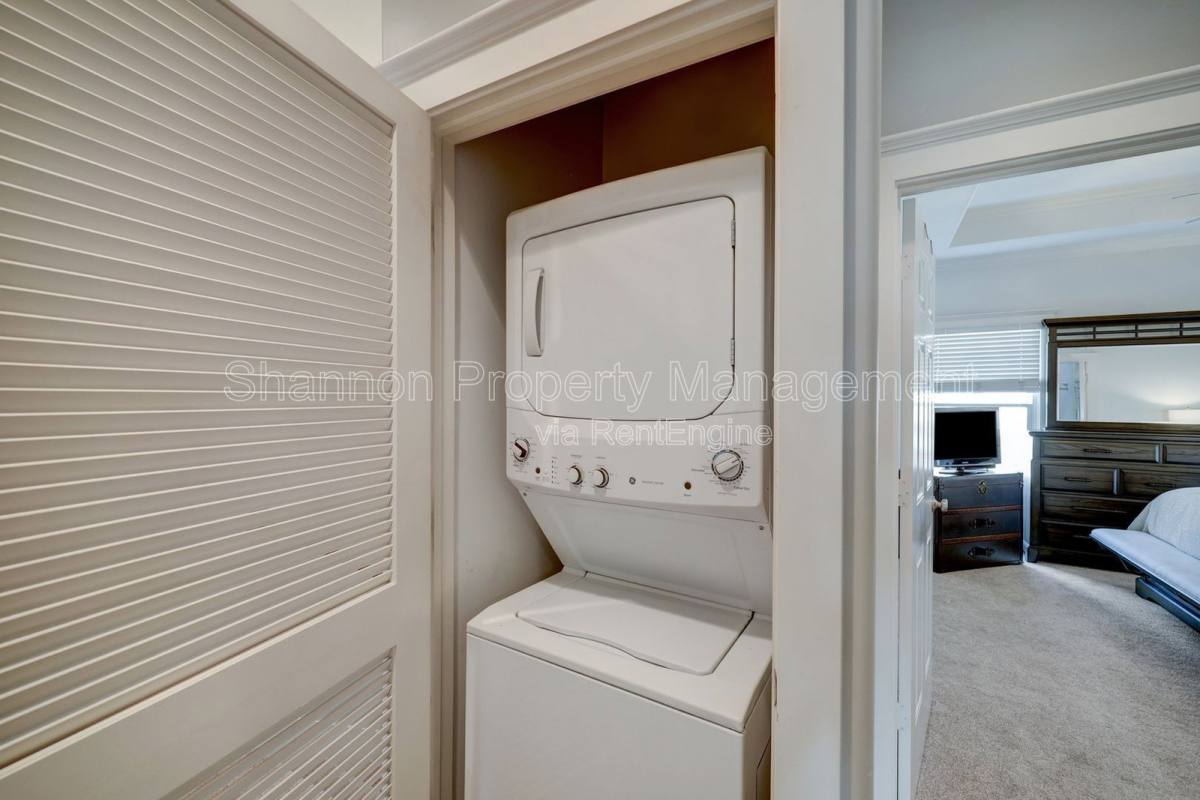 House for rent at 1025 W 15th 1 2 St, Houston, TX 77008