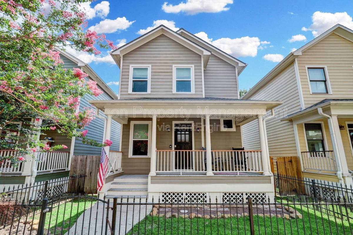 House for rent at 1025 W 15th 1 2 St, Houston, TX 77008