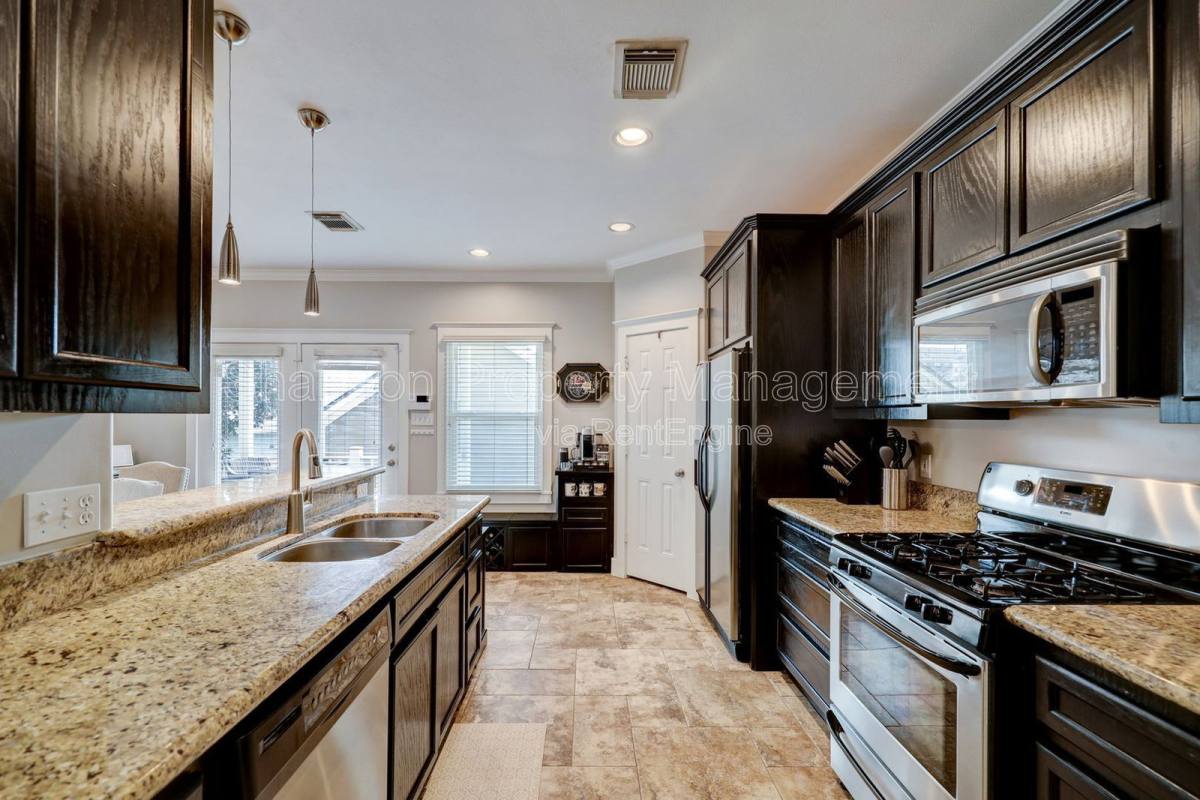 House for rent at 1025 W 15th 1 2 St, Houston, TX 77008