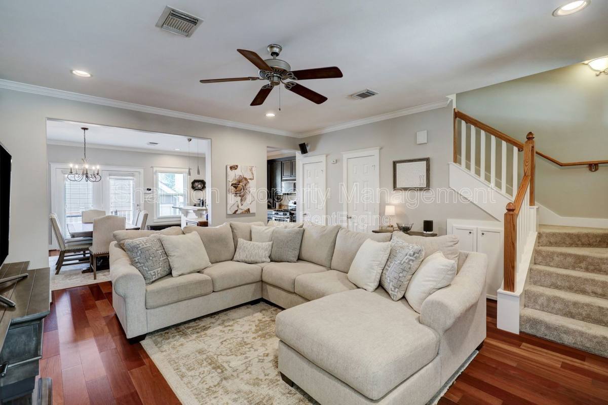 House for rent at 1025 W 15th 1 2 St, Houston, TX 77008