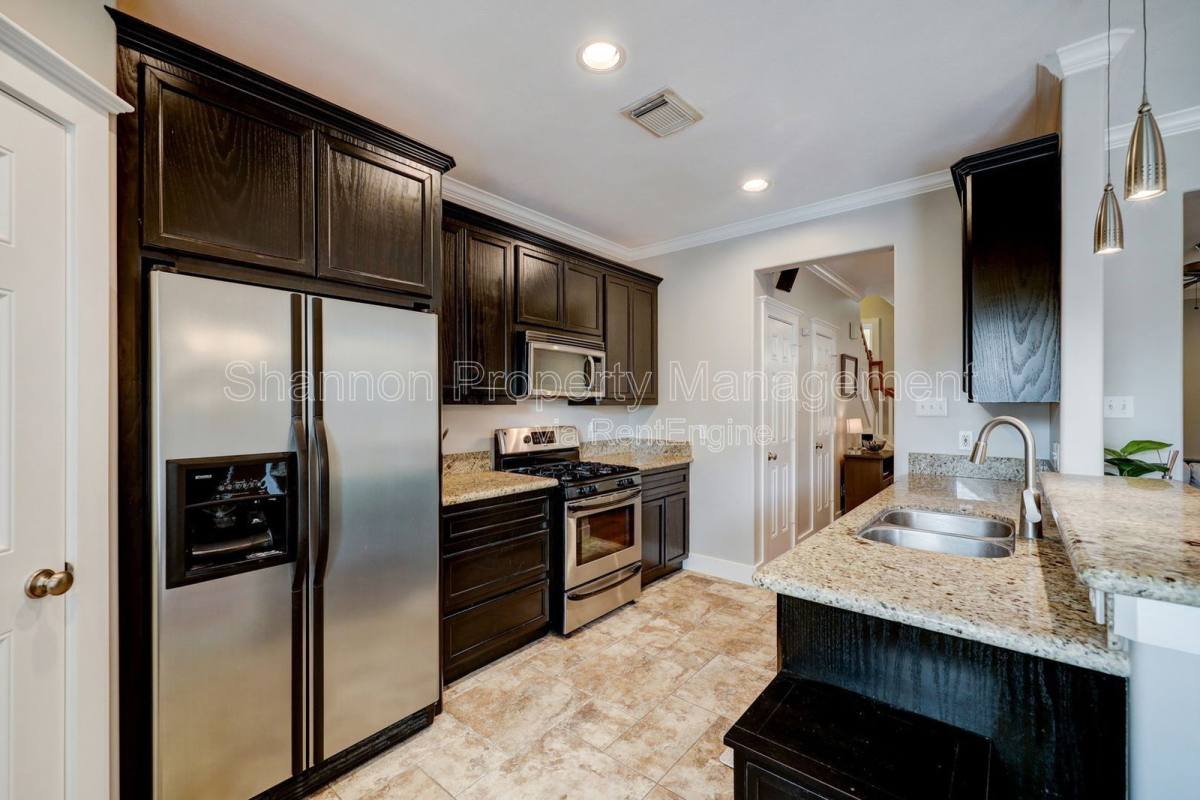 House for rent at 1025 W 15th 1 2 St, Houston, TX 77008