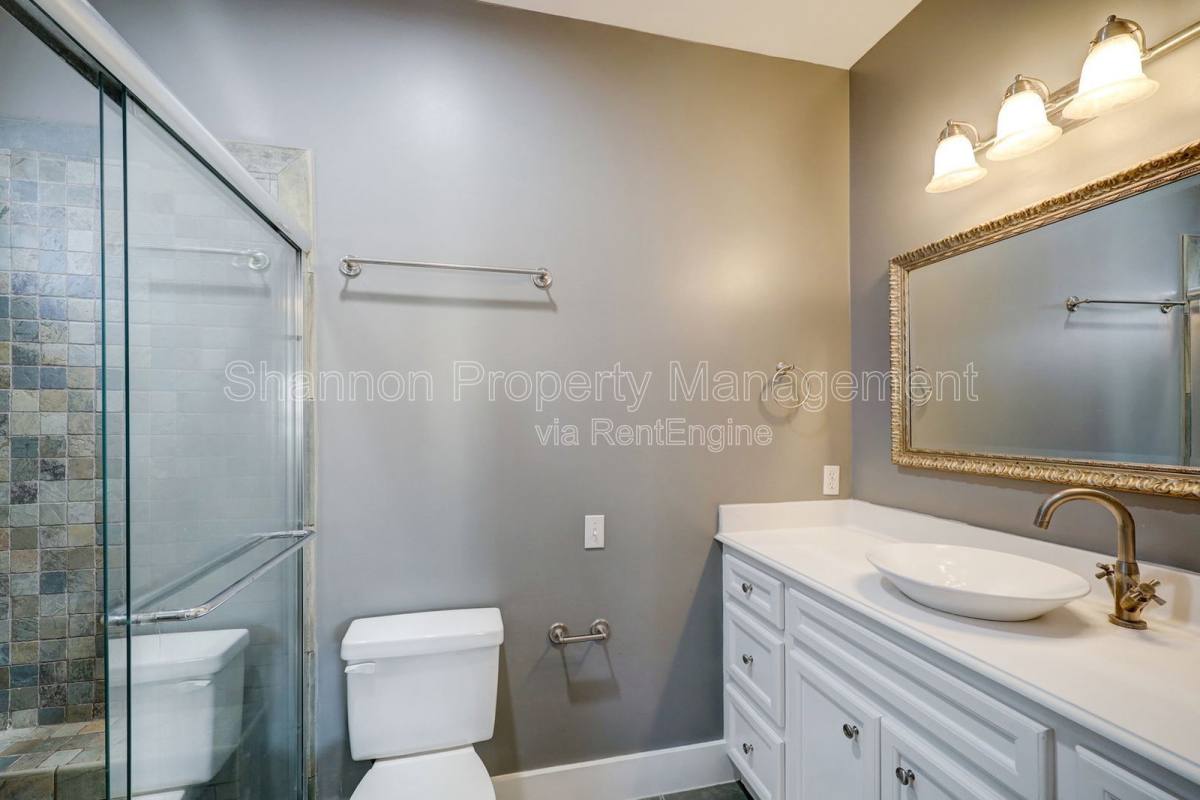 House for rent at 1025 W 15th 1 2 St, Houston, TX 77008