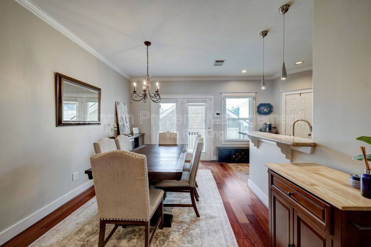 House for rent at 1025 W 15th 1 2 St, Houston, TX 77008