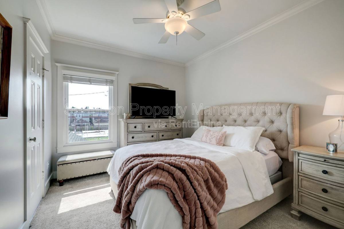 House for rent at 1025 W 15th 1 2 St, Houston, TX 77008