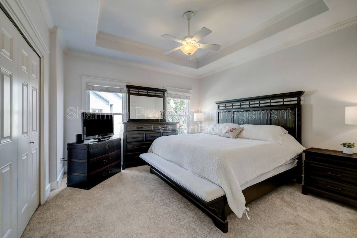House for rent at 1025 W 15th 1 2 St, Houston, TX 77008