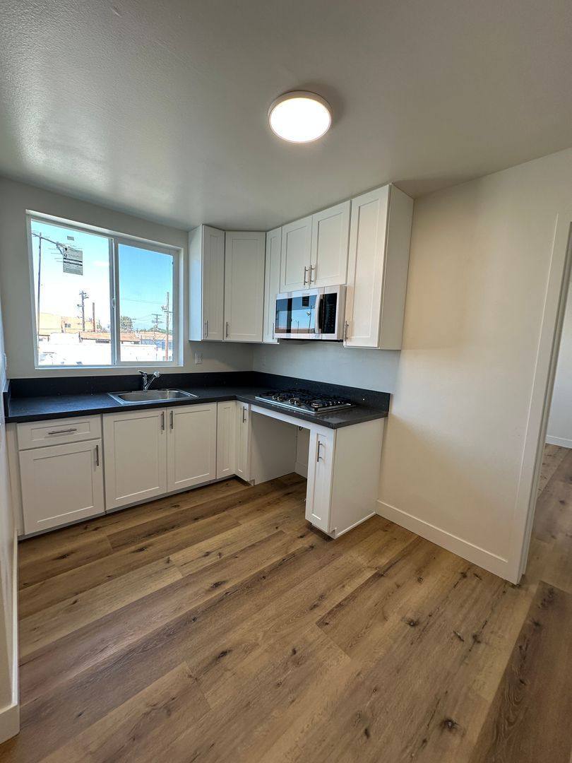 Apartment for rent at 10914 Main St #202, Los Angeles, CA 90061