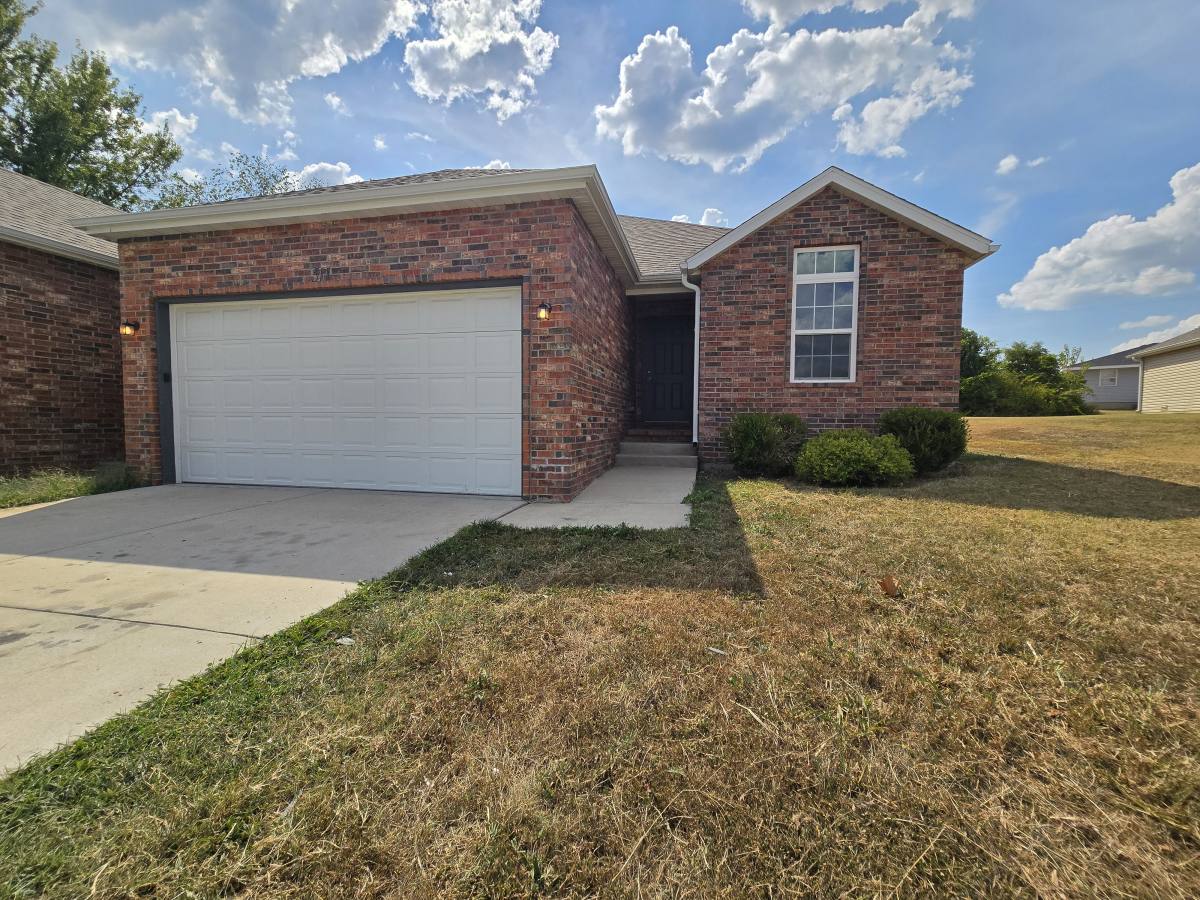 Townhouse for rent at 539 Welch St, Marshfield, MO 65706