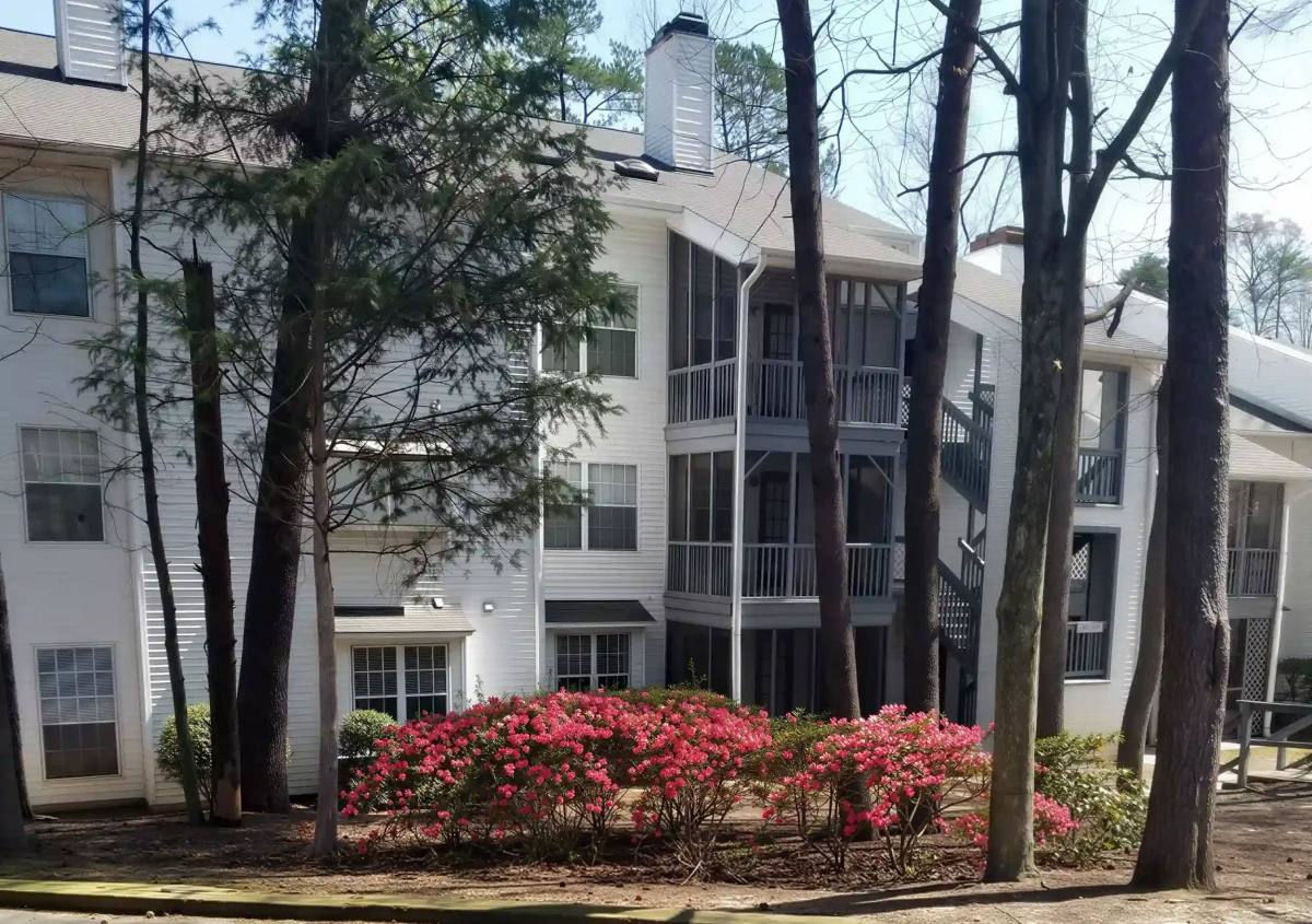 Apartment for rent at The Hedges Apartment Homes, 3020 Cottage Place, Greensboro, NC 27455