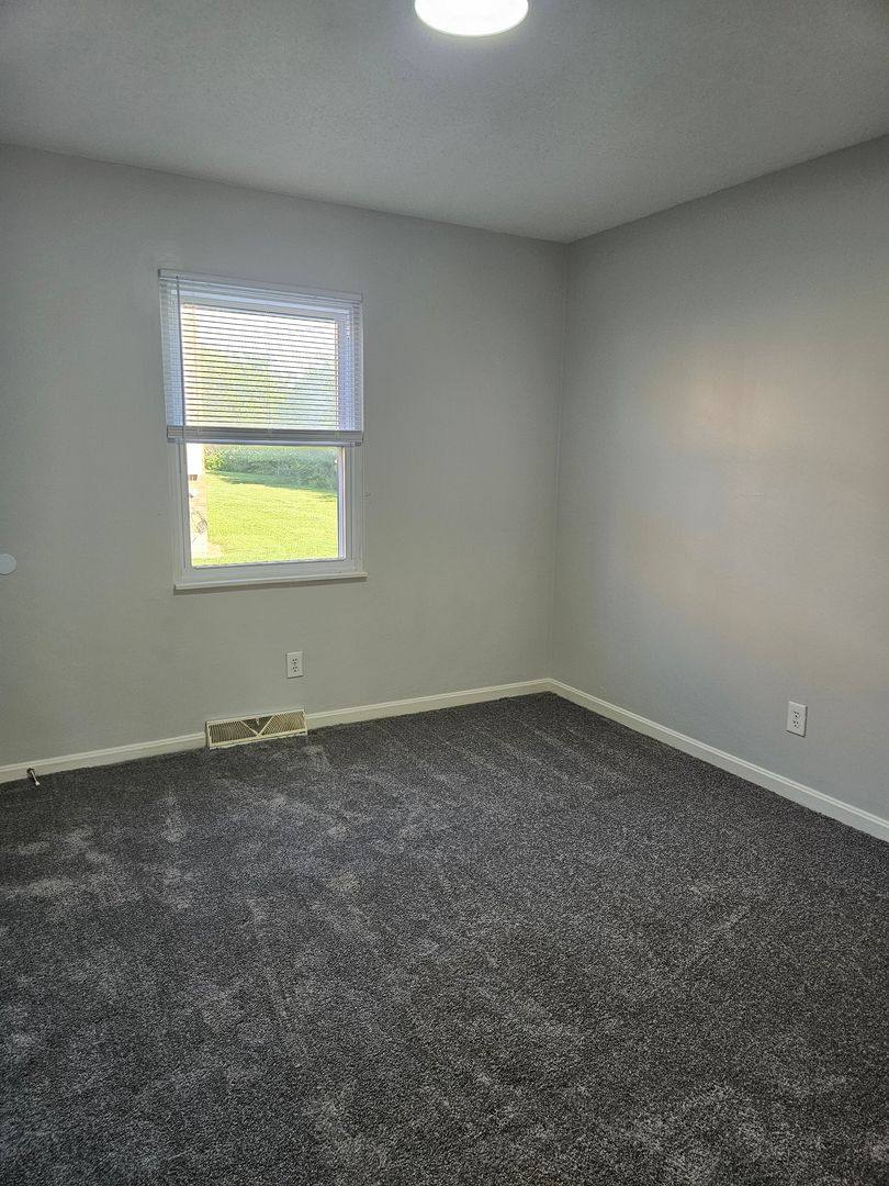 Apartment for rent at 515 Green Valley Dr, Mount Vernon, IN 47620