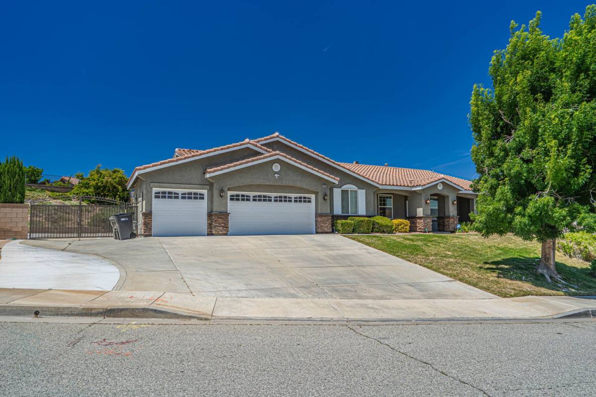 House for rent at 40559 55th St W, Palmdale, CA 93551