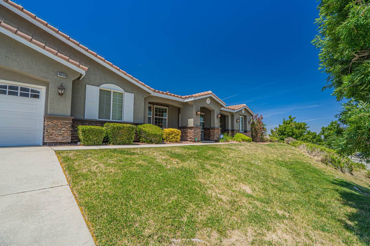 House for rent at 40559 55th St W, Palmdale, CA 93551