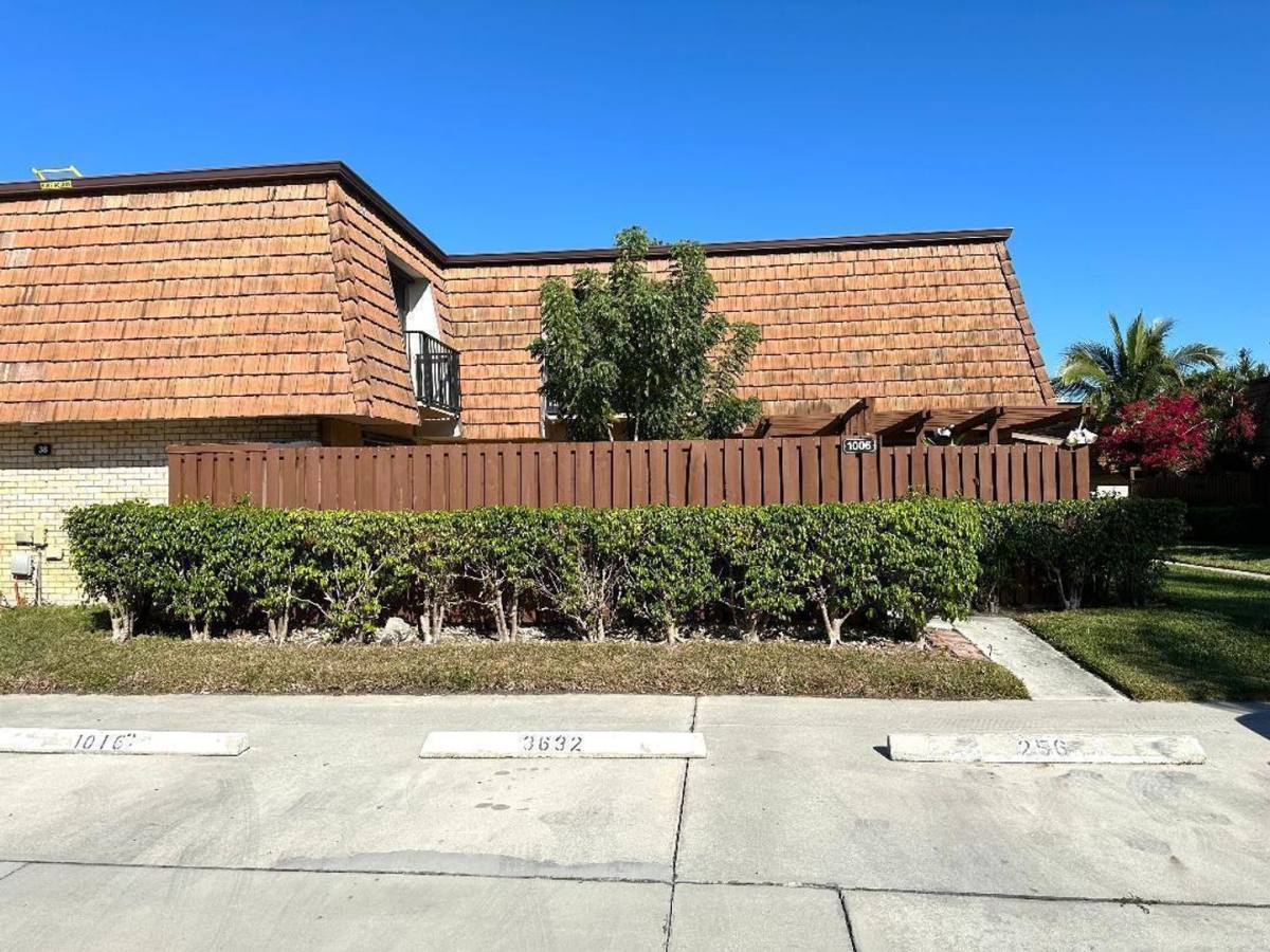 Townhouse for rent at 1006 10th Lane, Lake Worth, FL 33463