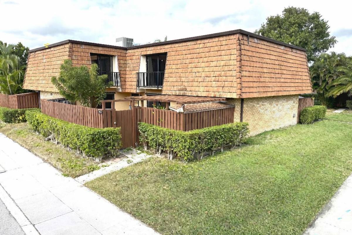 Townhouse for rent at 1006 10th Lane, Lake Worth, FL 33463