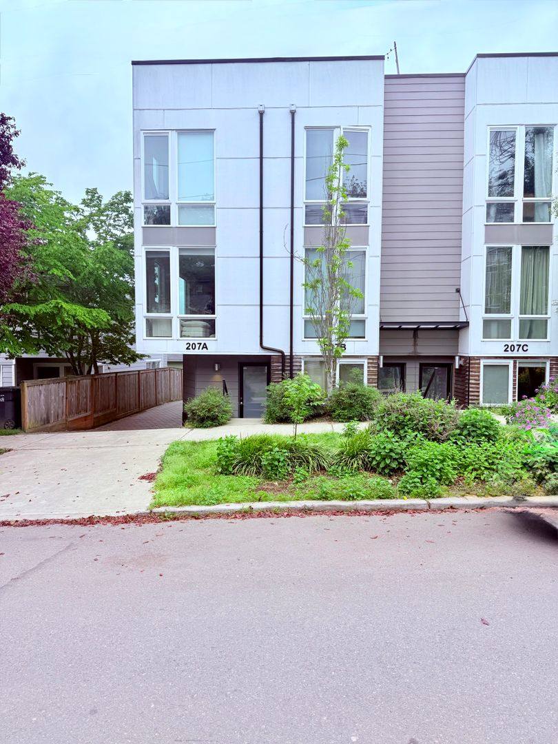 Townhouse for rent at 207 16th Ave, Seattle, WA 98122