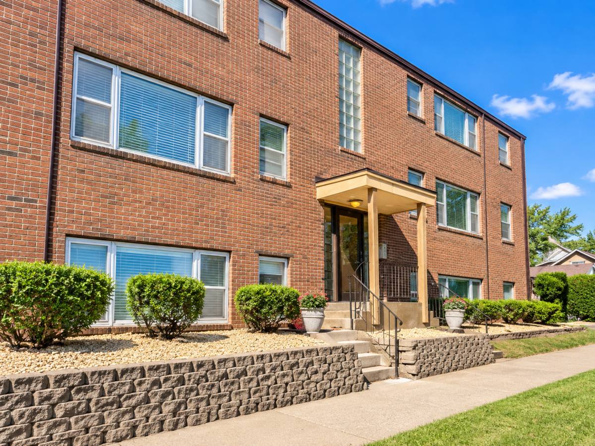 Apartment for rent at 1573 Hartford Ave, St. Paul, MN 55116