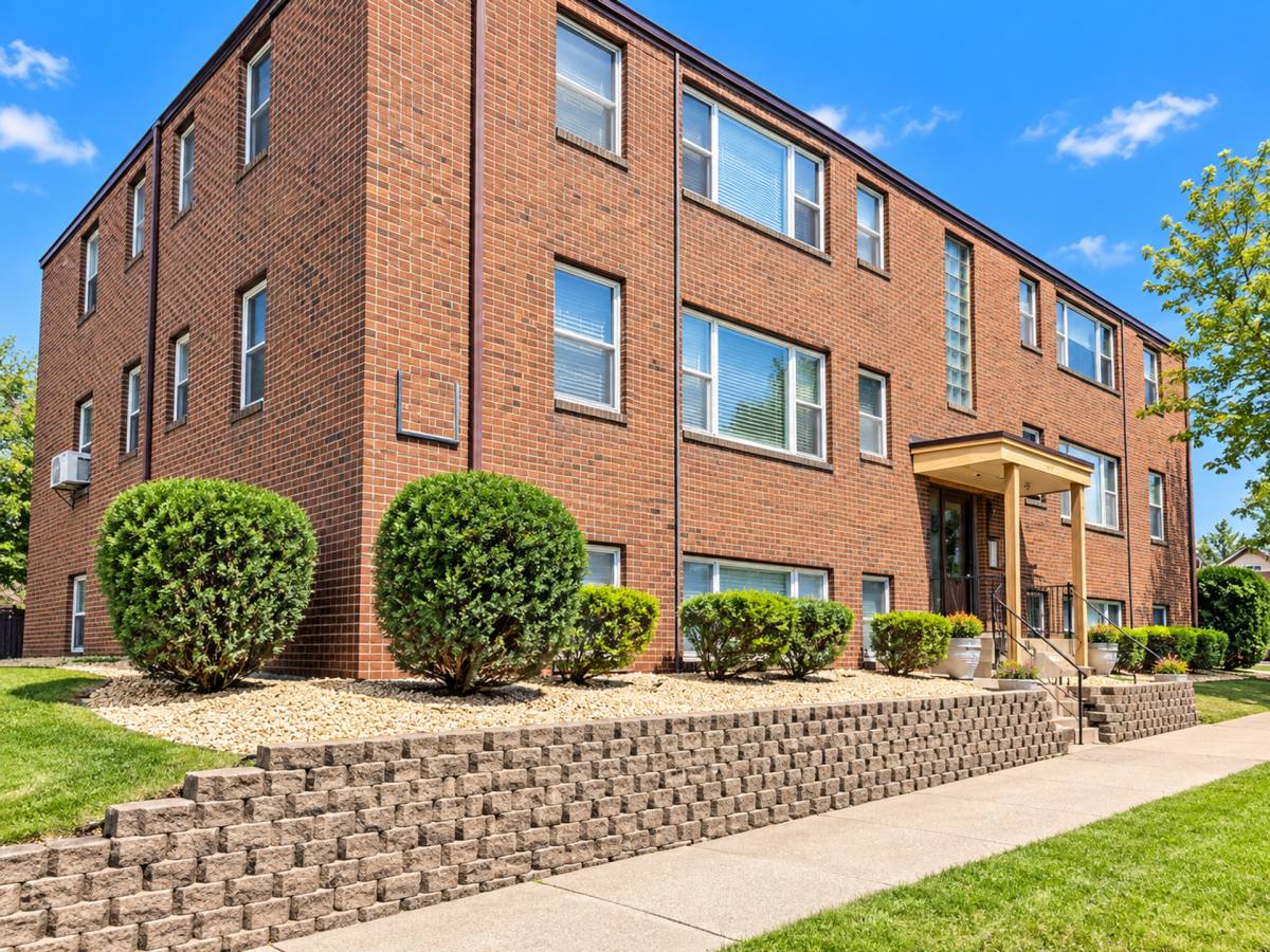 Apartment for rent at 1573 Hartford Ave, St. Paul, MN 55116
