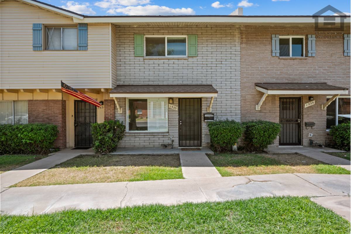 Townhouse for rent at 1533 W Hazelwood St, Phoenix, AZ 85015