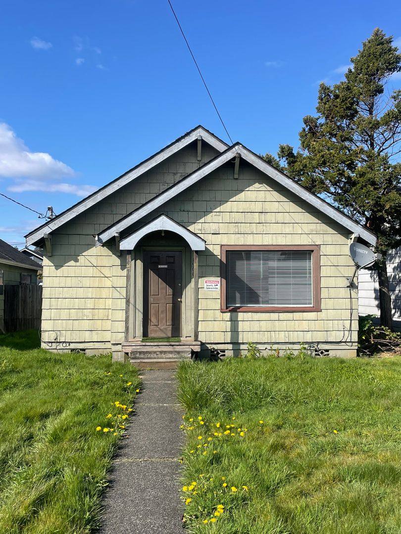 Apartment for rent at 1906 Bay Ave, Aberdeen, WA 98520