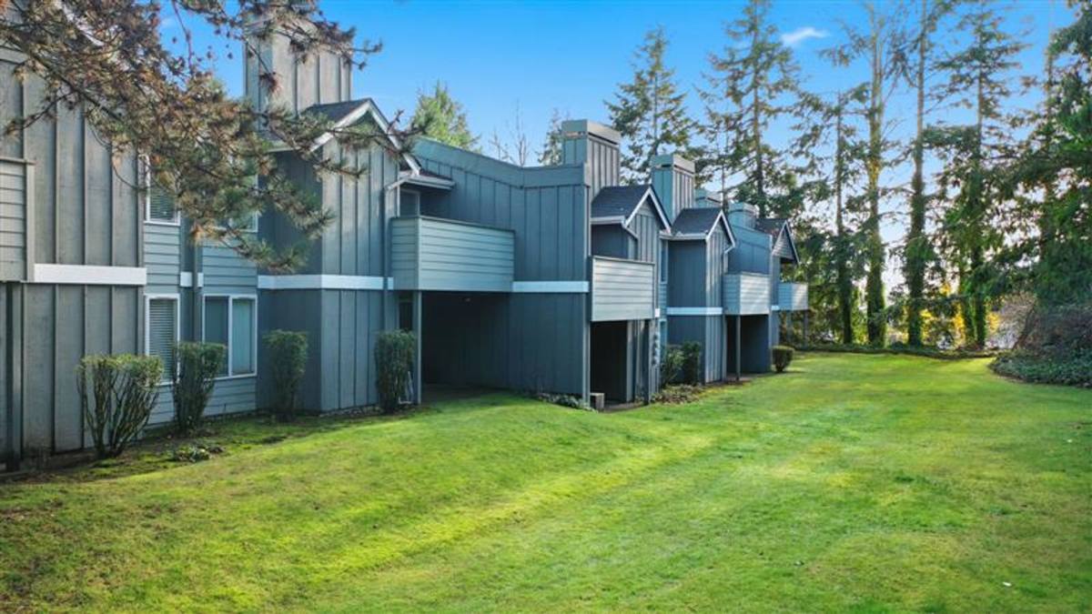 Townhouse for rent at 300 Kenyon St NW, Olympia, WA 98502