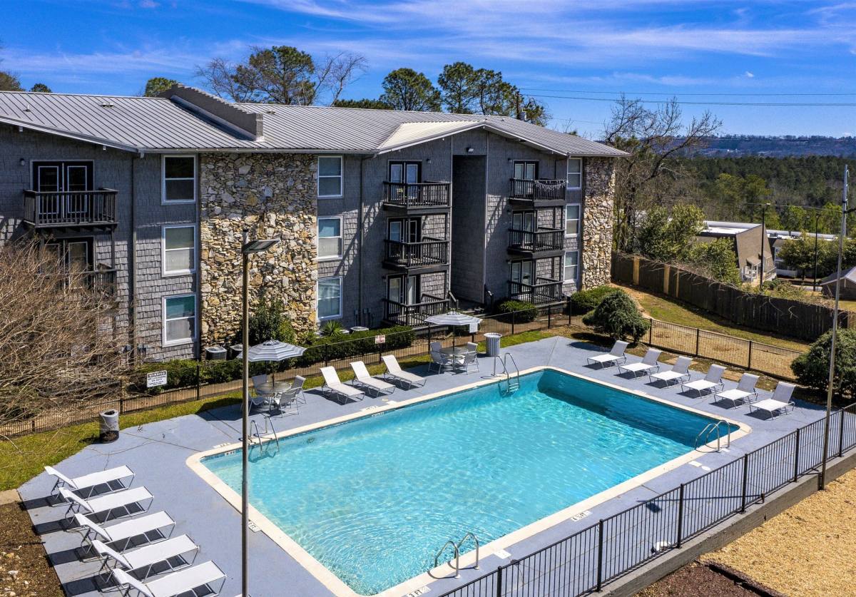 Apartment for rent at 1229 Beacon Parkway E, Birmingham, AL 35209