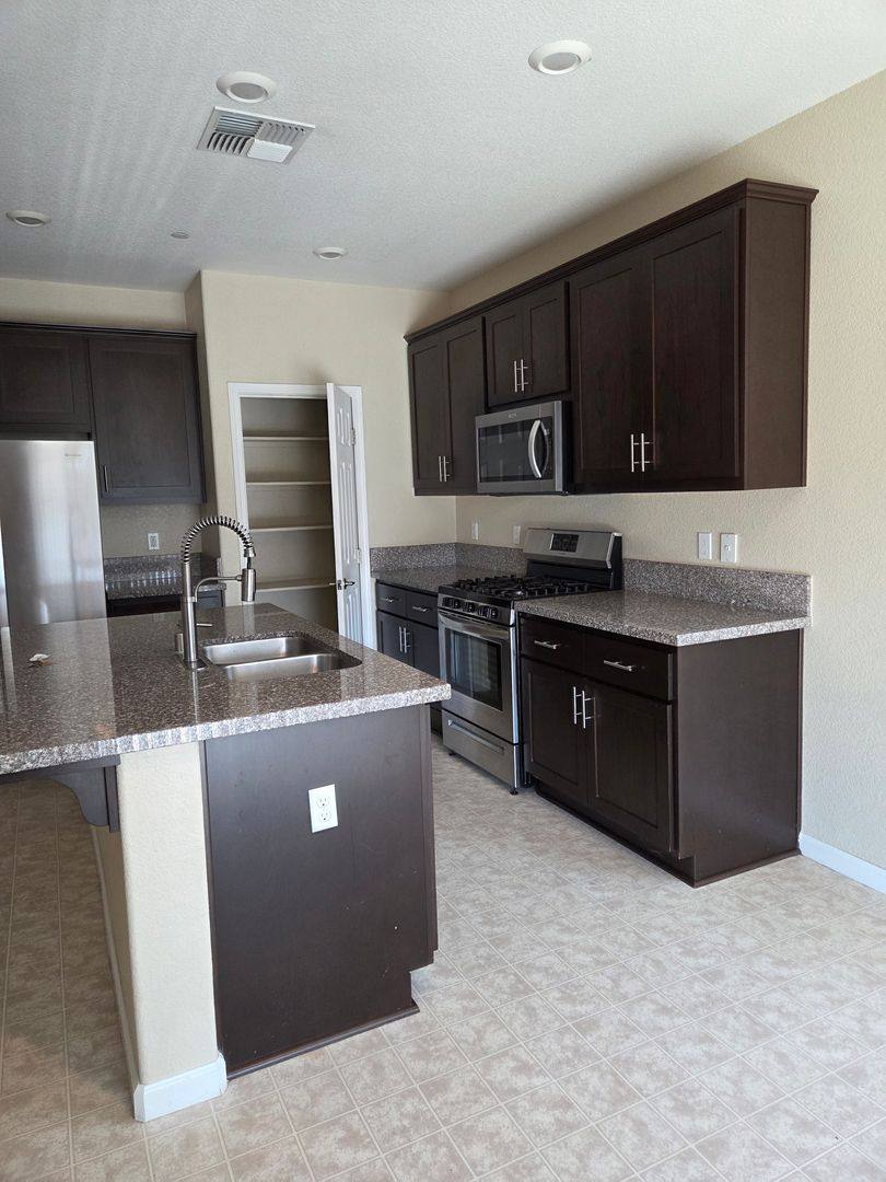 House for rent at 1443 Greenbrier Dr, Hanford, CA 93230