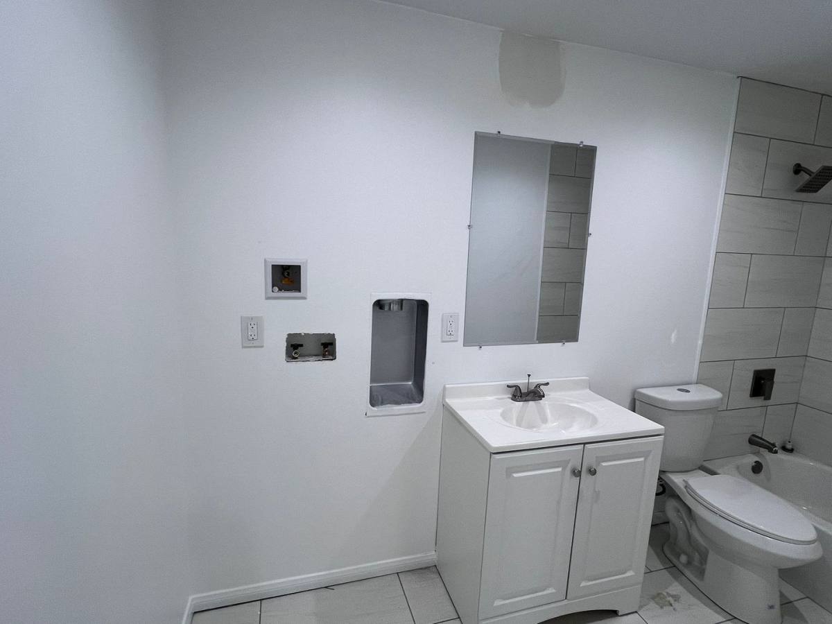 Apartment for rent at 2458 Chestnut Ave, Long Beach, CA 90806