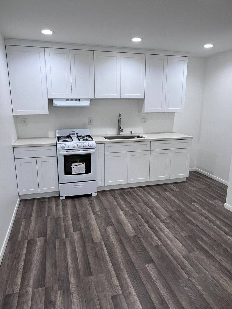 Apartment for rent at 2458 Chestnut Ave, Long Beach, CA 90806