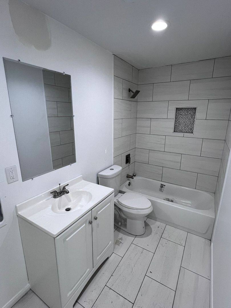Apartment for rent at 2458 Chestnut Ave, Long Beach, CA 90806