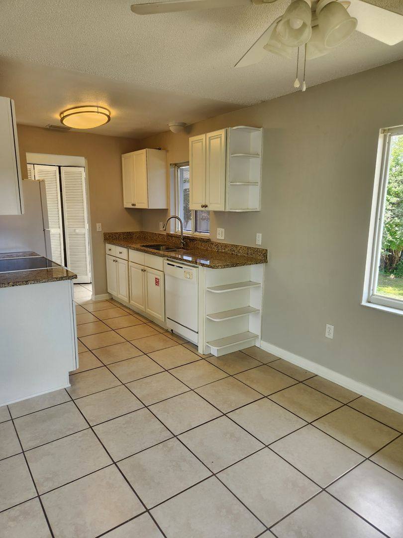 Apartment for rent at 2401 Lakeshore Blvd, Saint Cloud, FL 34769