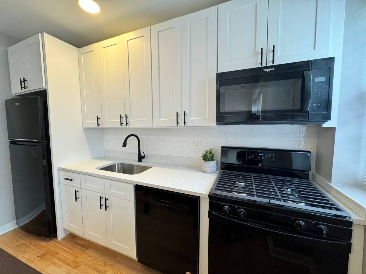 Apartment for rent at 3051-55 W Leland Ave, Chicago, IL 60625