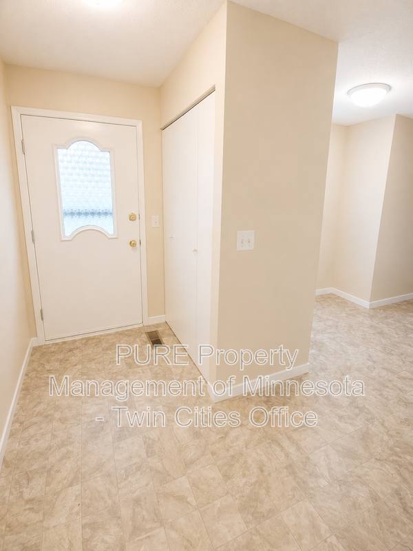 Townhouse for rent at 13714 Heather Hills Dr, Burnsville, MN 55337