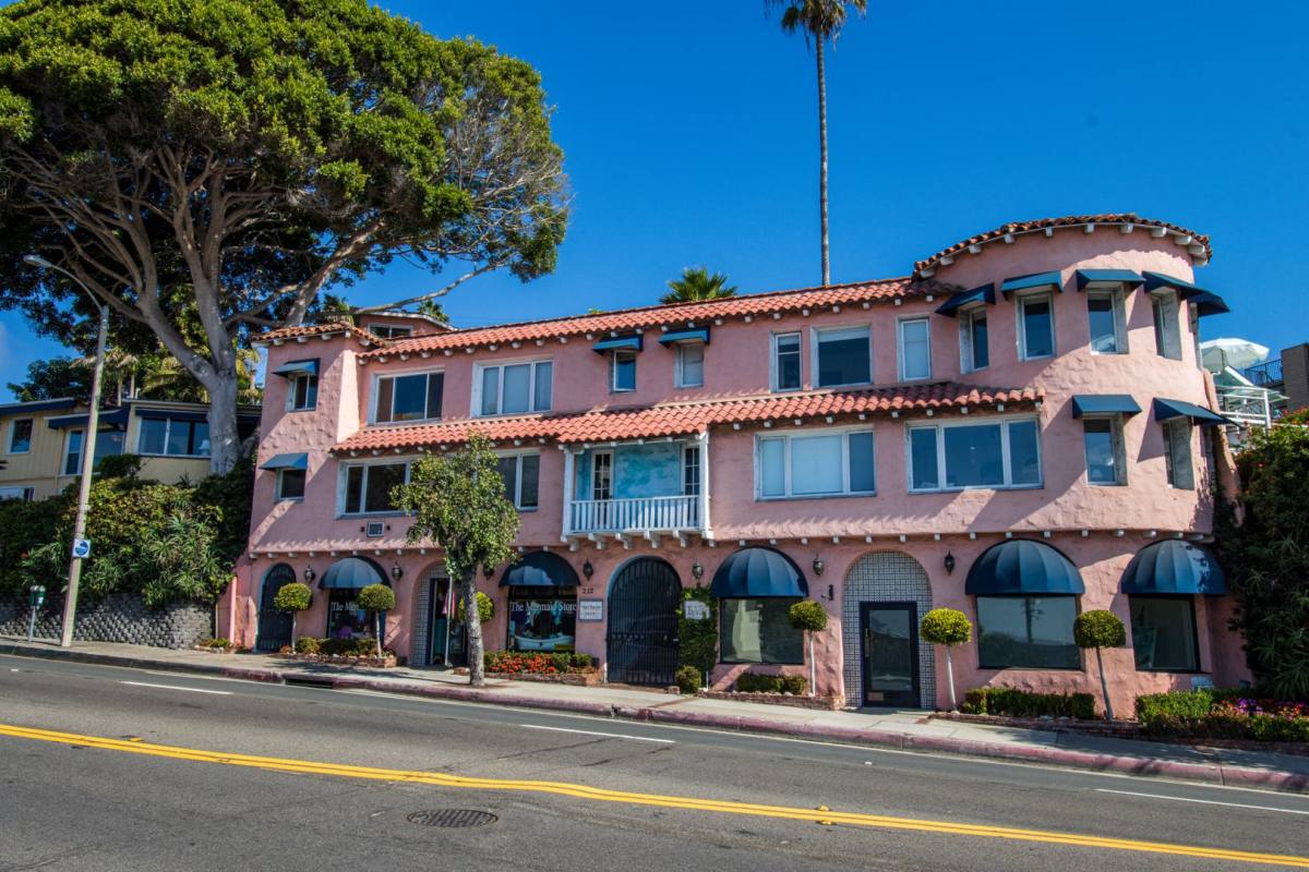 Apartment for rent at 212 N Coast Highway, Laguna Beach, CA 92651