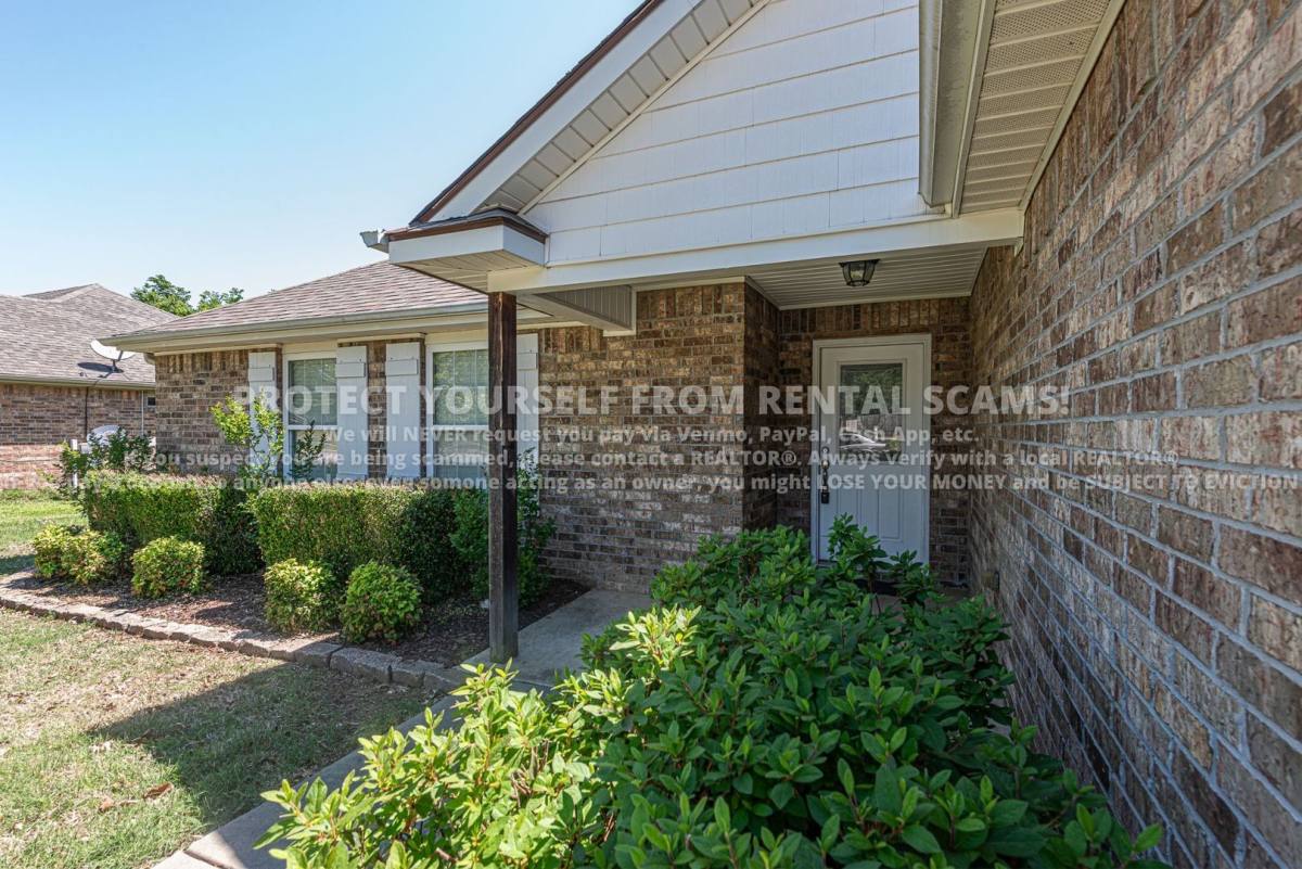 House for rent at 1674 N Hazeltine Dr, Fayetteville, AR 72704