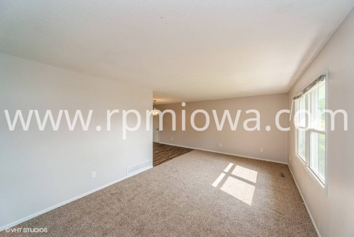 House for rent at 300 5th Ave NW, Altoona, IA 50009
