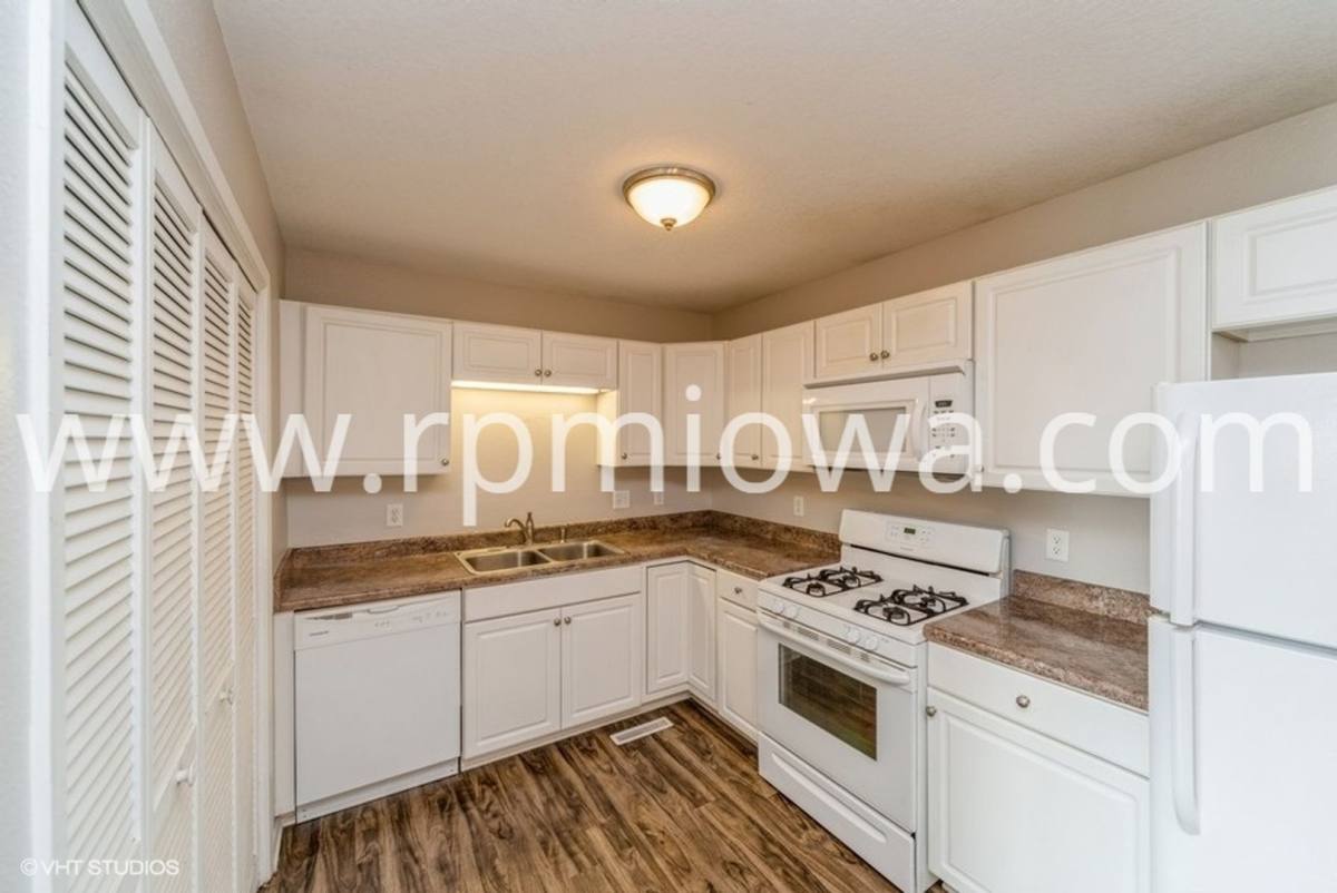 House for rent at 300 5th Ave NW, Altoona, IA 50009