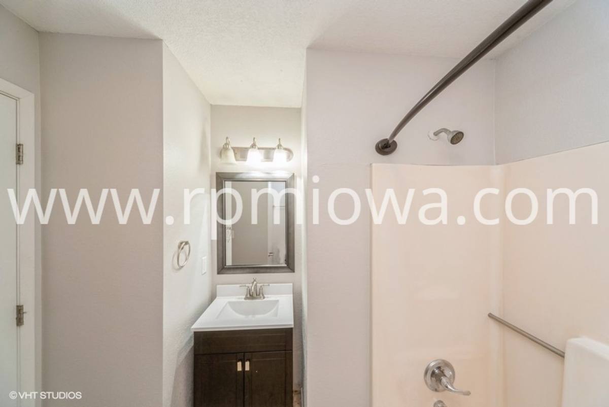 House for rent at 300 5th Ave NW, Altoona, IA 50009