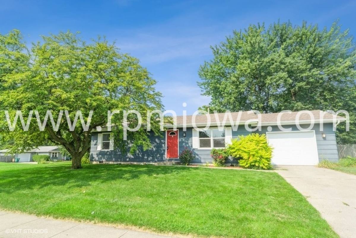 House for rent at 300 5th Ave NW, Altoona, IA 50009