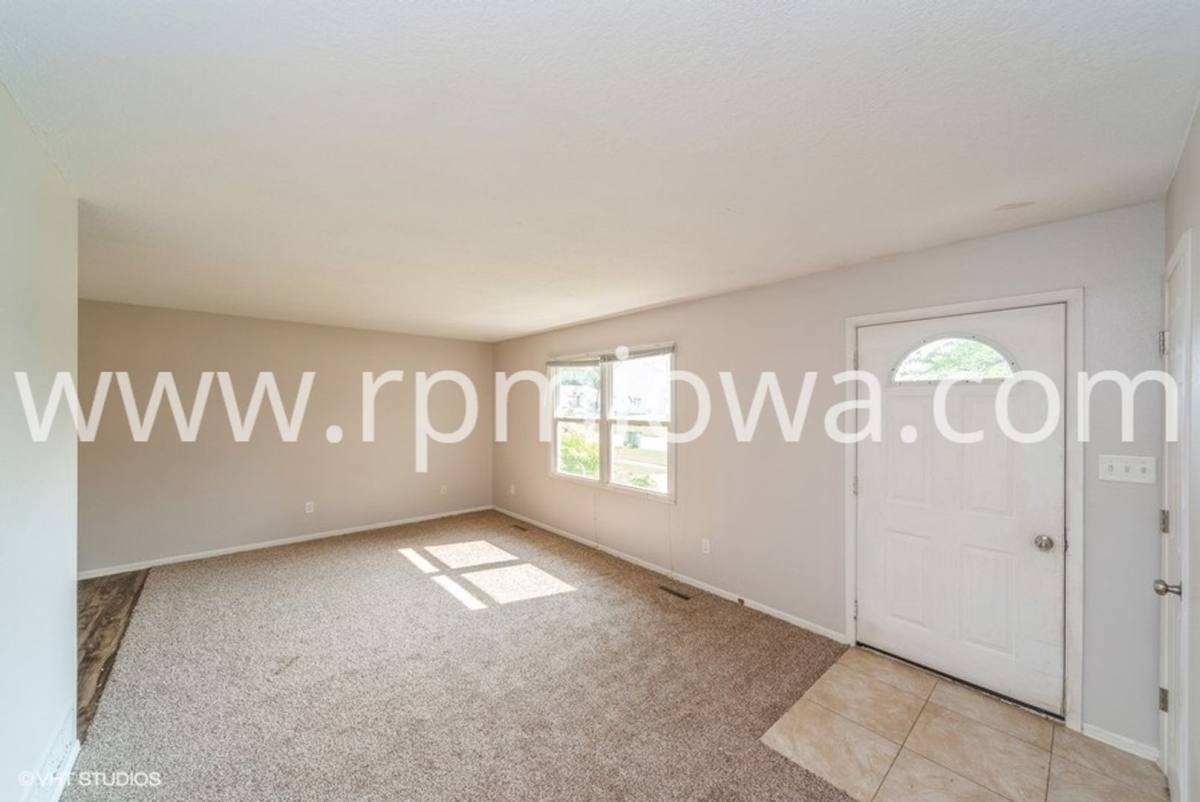 House for rent at 300 5th Ave NW, Altoona, IA 50009