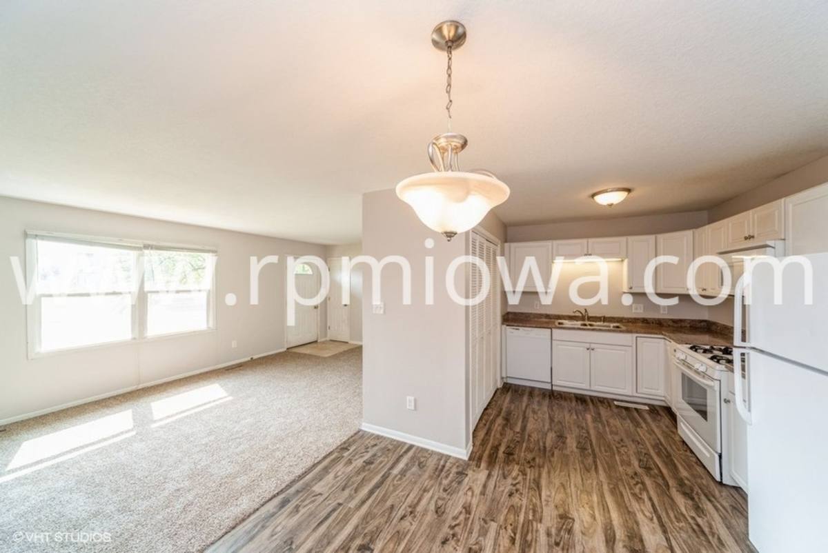 House for rent at 300 5th Ave NW, Altoona, IA 50009