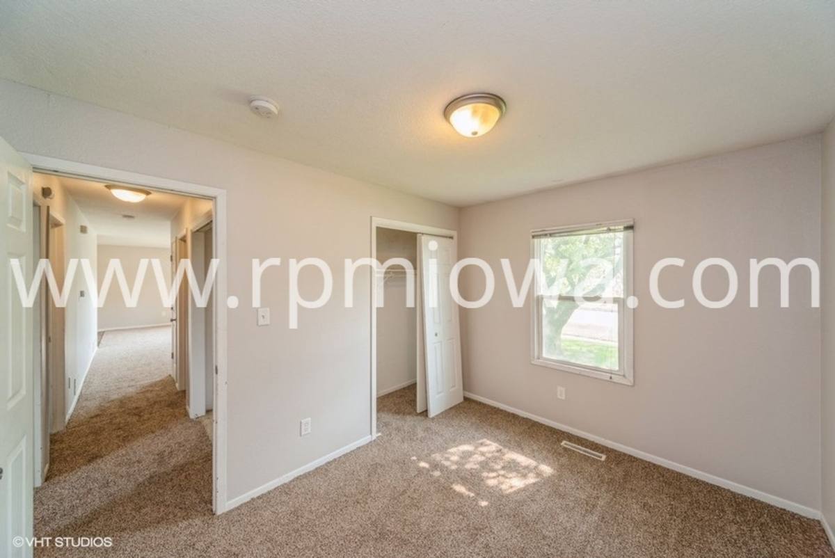 House for rent at 300 5th Ave NW, Altoona, IA 50009