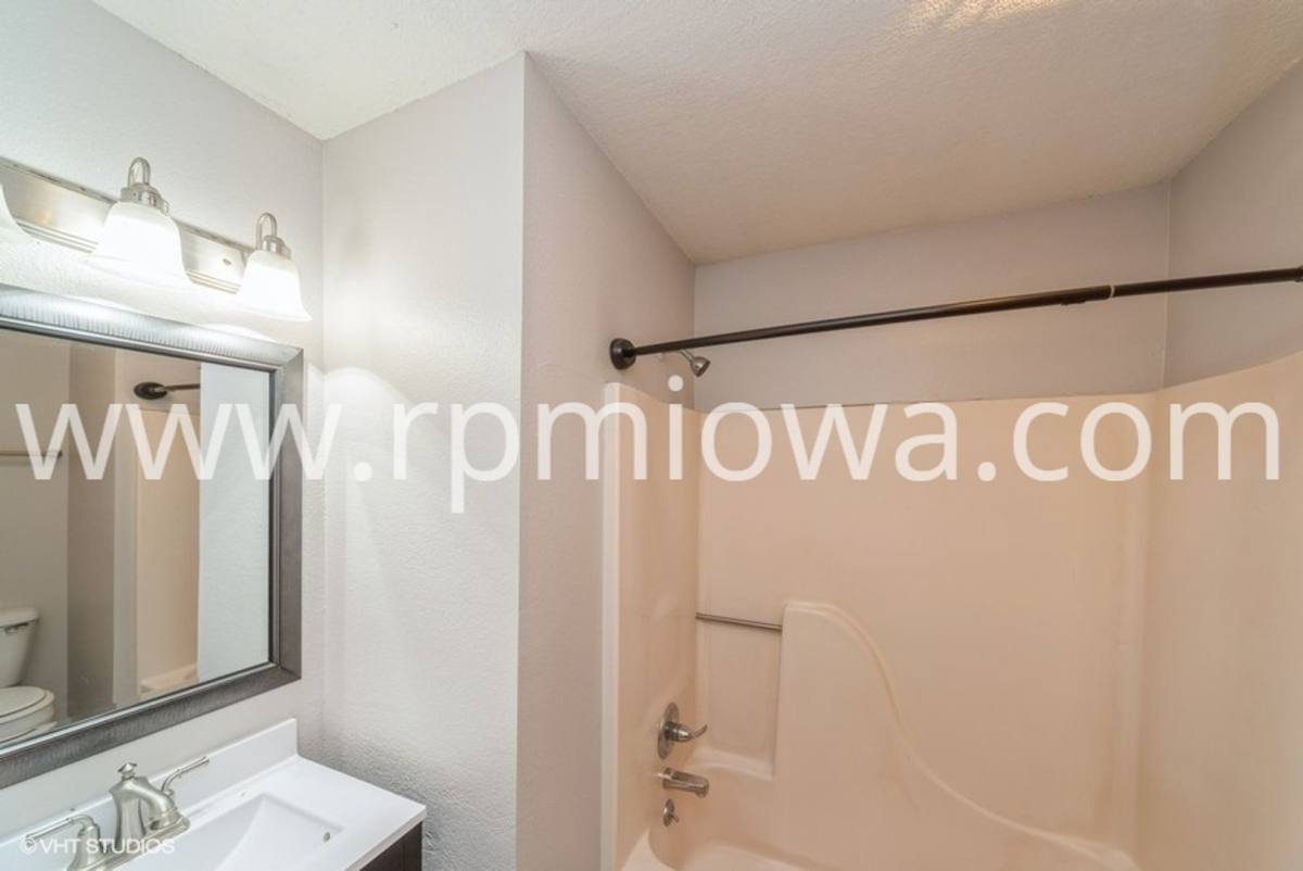 House for rent at 300 5th Ave NW, Altoona, IA 50009