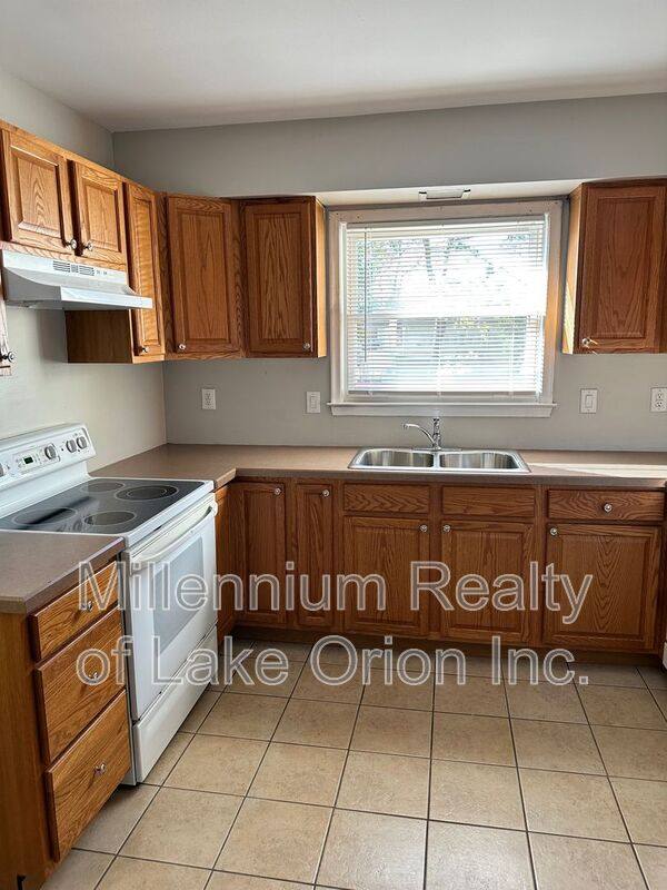 House for rent at 3185 Buckingham Ave, Berkley, MI 48072