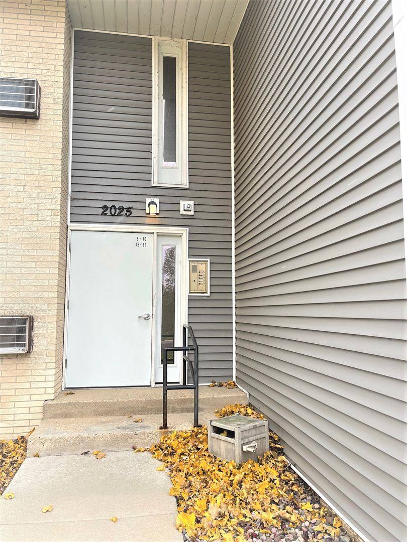 Apartment for rent at 2025 W Wall St, Janesville, WI 53548