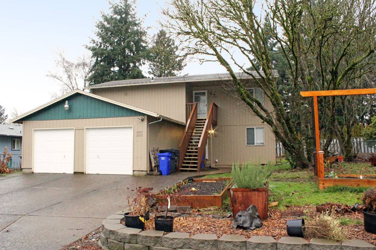 Apartment for rent at 13323 & 13325 Clairmont Way, Oregon City, OR 97045